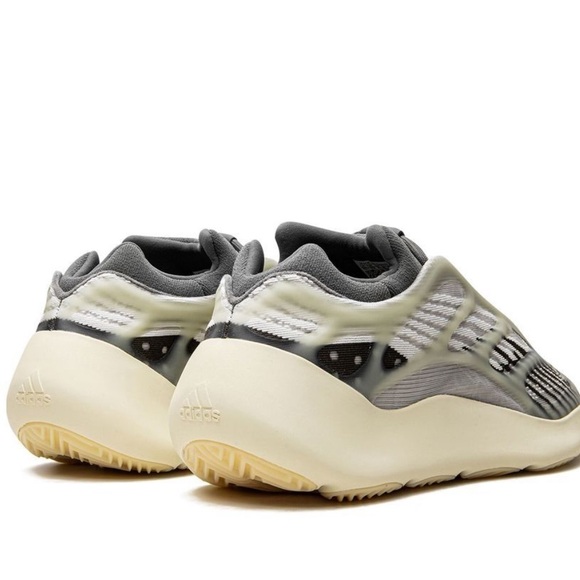 Yeezy 700 V3 Sneakers - Picture 6 of 8